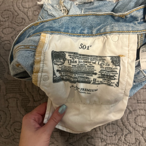 Levi Shorts - Picture 5 of 6